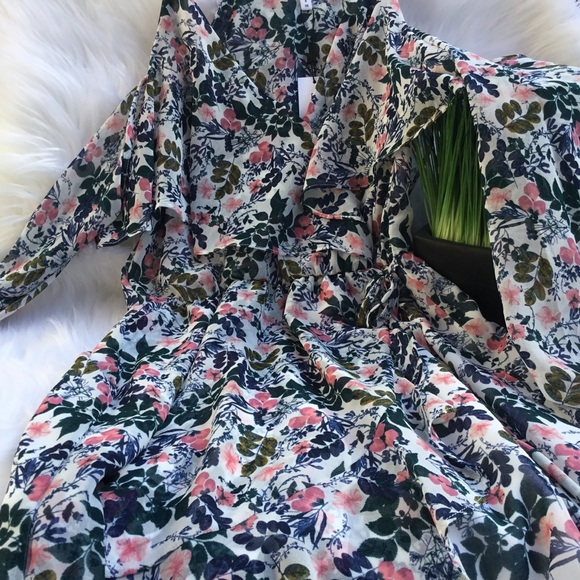 ❤️NWT BCBGeneration floral cold shoulder dress - Picture 3 of 3